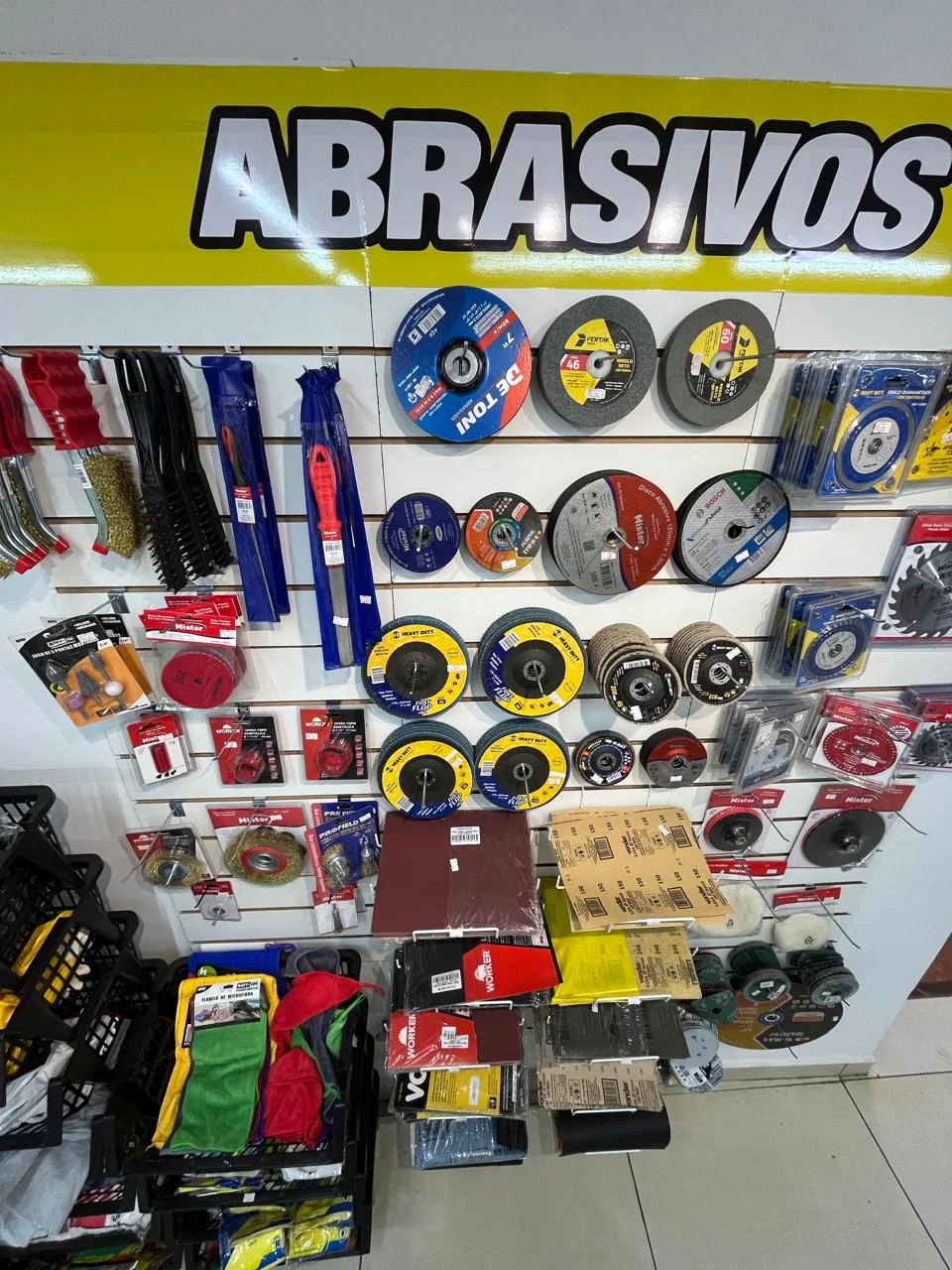 Exposição de discos abrasivos e acessórios para ferramentas