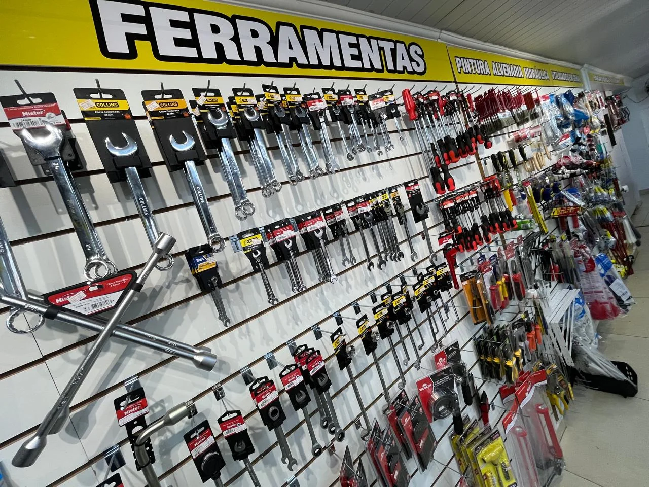 Parede de ferramentas e acessórios disponíveis na Loja dos Parafusos JM